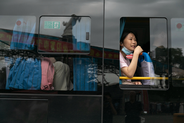 考生们乘坐送考车，到达考点。