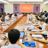 岳阳市委理论学习中心组举行集体学习 王一鸥主持