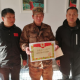 上门送喜报 荣誉进家门
