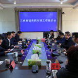王文华与客商洽谈项目合作