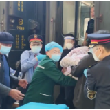 岳阳火车站开启“绿色通道”帮助术后旅客出站