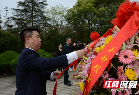 组图丨湘阴：在县烈士陵园开展党史学习教育第一次专题学习