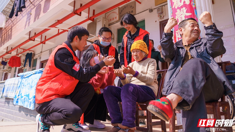 红网时刻岳阳3月4日讯（通讯员 田夏 刘璋）3月4日，湖南理工学院大学生志愿者来到岳阳市奇家岭敬老院和学院路小学。春日暖阳下志愿者们陪伴老人、陪伴留守儿童，多彩的活动，欢快的交谈，传递了幸福与温暖。