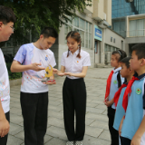 童心向党 | 湖南理工学院大学生牵手小学生共铸党徽献给党