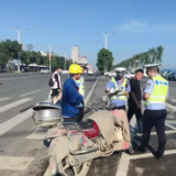 抄罚法规、上街劝导——城陵矶新港区交警这样教育不戴头盔的“骑士”