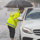 岳阳屈原区：暴雨中 赤脚交警倾力护航