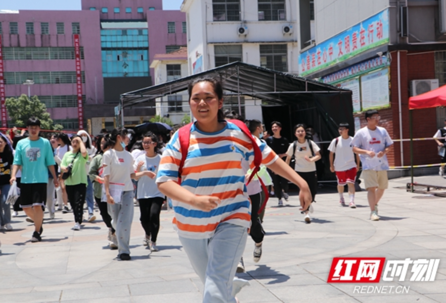 组图 | 有梦想谁都了不起 高考首日岳阳莘莘学子自信走出考场