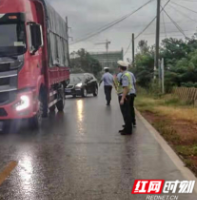 暴雨来袭 屈原交警“网红路”上保安全