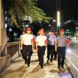 王文华率队开展夜间治安巡逻