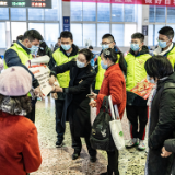 岳阳火车站：首日送“福”添年味 志愿服务暖人心