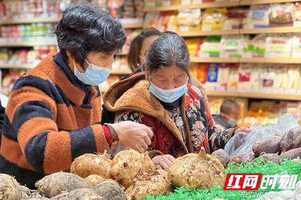 在致富步行街年货市场里看到，造型各异的彩灯，喜庆的春联、福字和中国结等新年饰品，喜气洋洋的摆满了年货一条街。