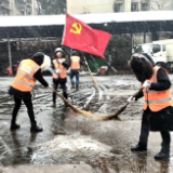 岳阳：大雪纷飞中 一抹“橙”守护一座“城”