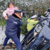 暴雪天小车侧翻，岳阳高速公路交通执法紧急破窗救援