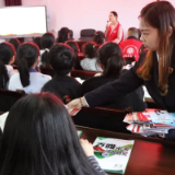 华容县检察院：检察官携手心理咨询师“法治进校园” 关注青少年心理健康问题