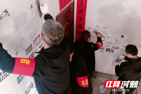 区住房保障服务中心党支部开展“学习雷锋好榜样，文明实践我先行”活动，针对小区内牛皮癣和白色垃圾进行集中清理，，以实际行动践行为人民服务的宗旨。