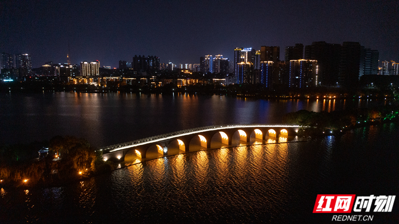 夜色降临，漫步南湖边，微风裹挟着清香，湖面水波荡漾，仿佛在向这一刻所有的温柔致意。色闪 摄