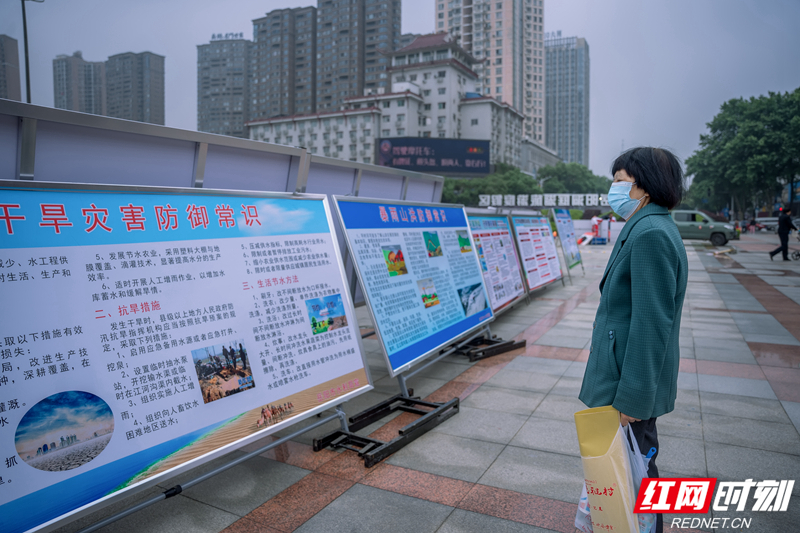岳阳市民参观气象防灾减灾知识宣传栏。