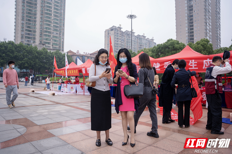 气象局工作人员为气象防灾减灾知识做准备。