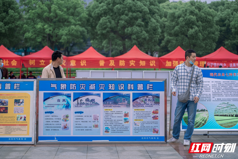 气象局工作人员布置科普宣传栏。