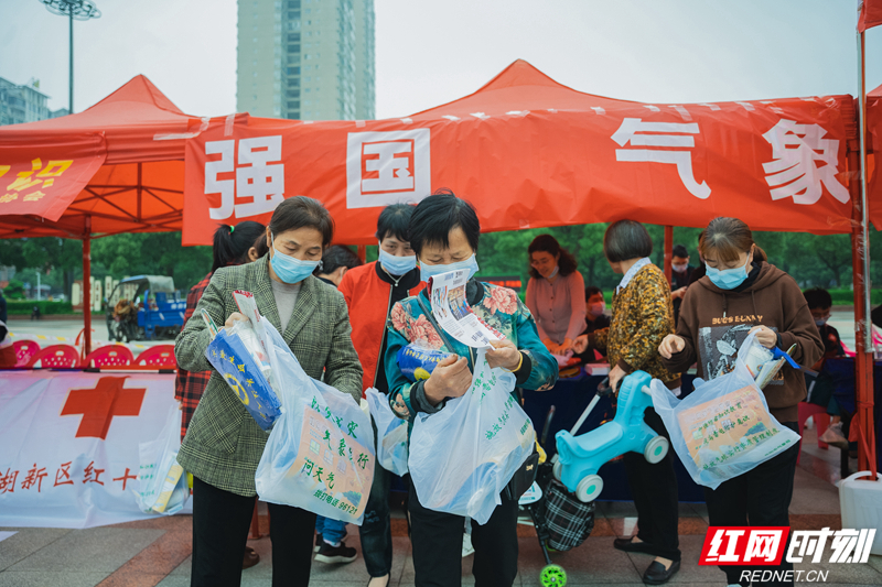拿到气象科普知识的群众。