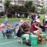 边包粽子边看演出 岳阳市总工会家属大院这样迎端午