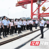 省委党校中青班赴城陵矶新港区考察