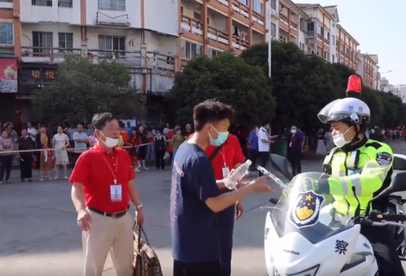 视频 | “迷糊蛋”遗忘准考证 岳阳交警铁骑“使命必达”