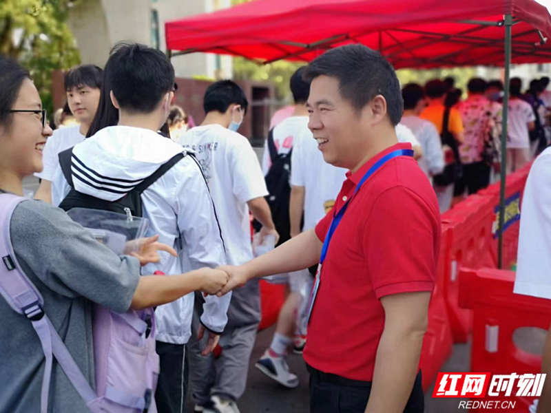 岳阳中学送考领队刘恭斌与考生一个个握手，为孩子们加油鼓劲！