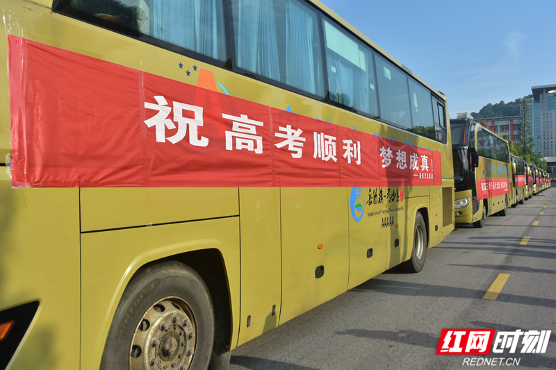 岳阳中学的送考巴士。