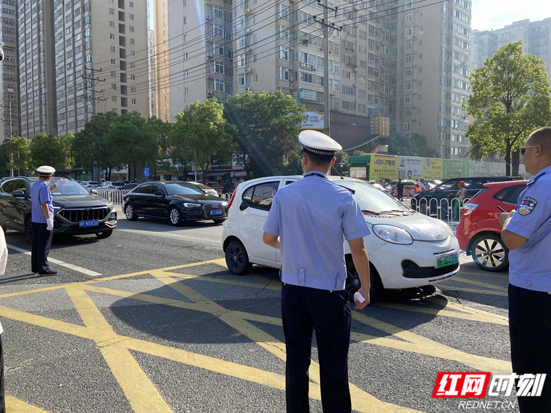 岳阳市十五中考点外，特警、警察、志愿者等护送考生有序进场。