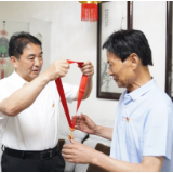 曹普华开展“七一”走访慰问活动