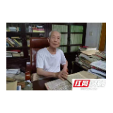 一个有“架子”的九旬老人
