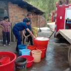 消防车变身送水车！岳阳县张谷英镇消防站送水百余吨润民心 