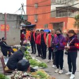 屈原管理区：菜贩无序经营屡禁不止 “群英”入户走访巧解难题