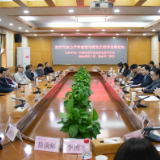  “新时代语言学科建设与研究生培养高端论坛”在岳阳举行