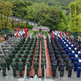 岳阳市党政军民学各界代表走进张超烈士纪念园致敬缅怀先烈