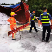 货车侧翻“雪”满路面，路管员两小时疏通