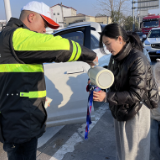 大雪造成交通管制，岳阳高速涌现无数“暖阳”