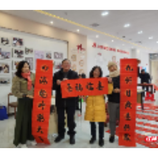 岳阳楼区良万社区：开展 “龙行龘龘 喜迎新春”写春联送祝福活动