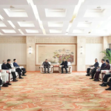 谢卫江会见启明智库主席马克一行