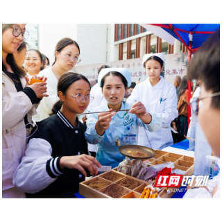 岳阳中医集市走进校园，学生热情体验中医药文化