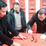 岳阳县：挥毫泼墨送春联 拥军优属暖人心