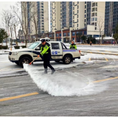 迎战大寒潮丨屈原管理区：交警全力除冰铲雪 保障道路畅通安全