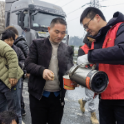 岳阳经开区：党员志愿者为滞留司乘人员送温暖
