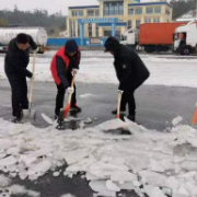 岳阳市经开区：铲冰除雪，温暖同行！康王乡党员干部群众齐心协力“守通途”