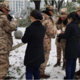交通银行岳阳巴陵路支行为奋战在铲雪除障一线的人民子弟兵“送温暖”