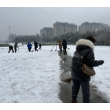 南湖广场管理中心铲雪除冰保平安