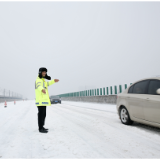 迎雪而上，岳阳高速经历了不一样的“小年夜”