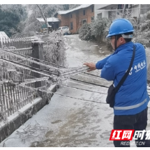 严寒中的守护者：岳阳电信装维师傅冒寒抢修服务，确保网络畅通