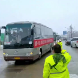 视频丨岳阳云溪开通“湘鄂一家亲”转运专线 送老乡回家
